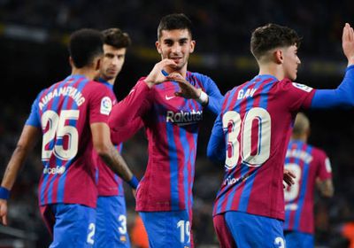 برشلونة يفوز بصعوبة على إشبيلية بفضل "راموس"