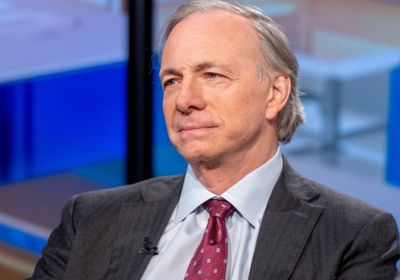 راي داليو يتوقع أزمة ديون أمريكية وركود الاقتصاد