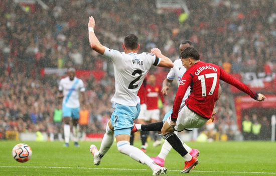 بالاس يكبد يونايتد الهزيمة الرابعة في الدوري الإنجليزي