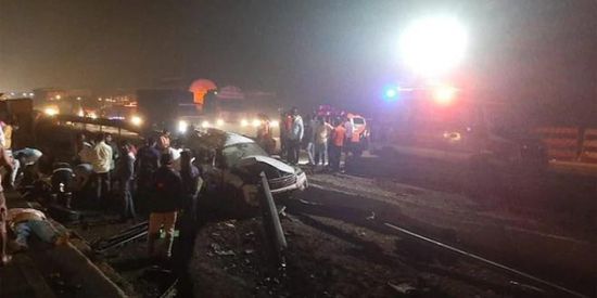 مصرع 5 أشخاص في تصادم مركبات بشاحنة تحمل غازًا سامًا