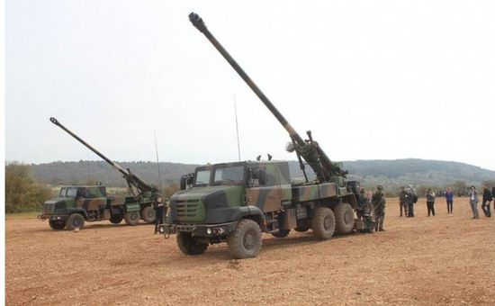 أوكرانيا تبرم صفقات تتضمن شراء مدافع قيصر ومسيرات فرنسية