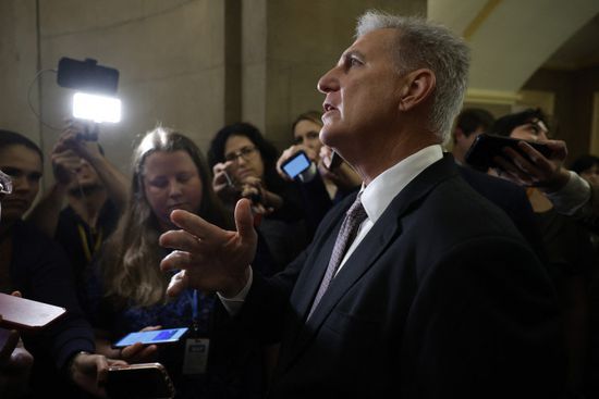 الكونجرس الأمريكي يبدأ التصويت على عزل رئيسه