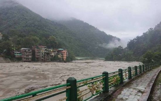 فقدان أثر 23 جنديًا هنديًا في فيضان مفاجئ