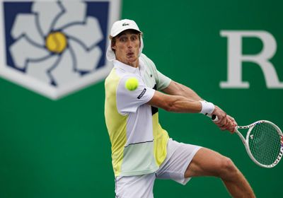 الأسترالي بولمانس يعتذر عن تسديد كرة في وجه الحكم ببطولة شنغهاي