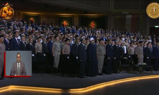 الرئيس المصري يحيي شهداء الوطن بالوقوف إجلالا لأرواحهم في ذكري أكتوبر