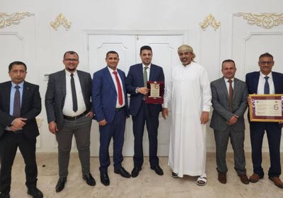 الرئيس الزُبيدي يهنئ إدارة "كاك بنك" بجائزة المسؤولية الاجتماعية