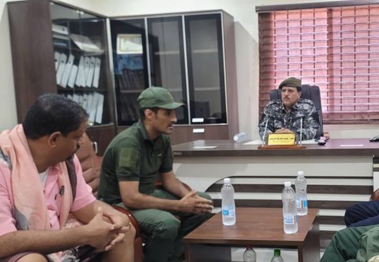 نائب مدير شرطة عدن يتفقد الأمن في البريقة