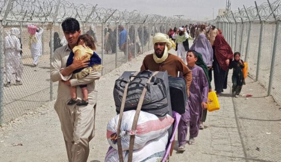 وزير باكستاني يدافع عن قرار طرد مهاجرين أفغان