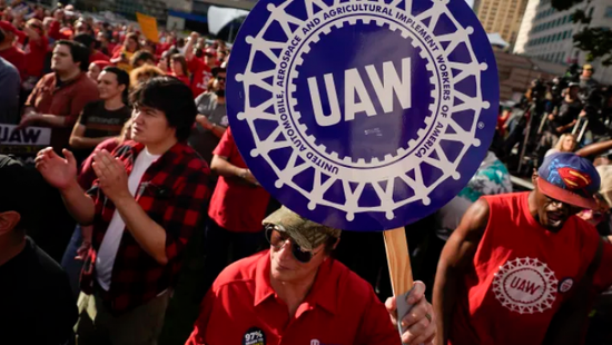 شركات السيارات الأمريكية تفصل المزيد من العمال بسبب الإضراب