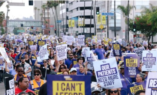 إضراب ضخم لموظفي الرعاية الصحية في أمريكا بسبب نقص الكوادر