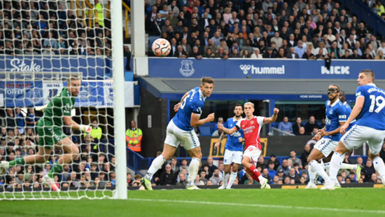 إيفرتون يحقق فوزه الثاني في الدوري الإنجليزي