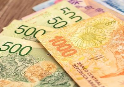 البيزو الأرجنتيني يهوي مع تزايد الطلب على الدولار