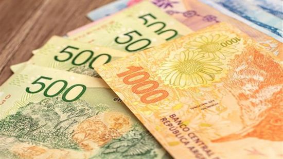 البيزو الأرجنتيني يهوي مع تزايد الطلب على الدولار