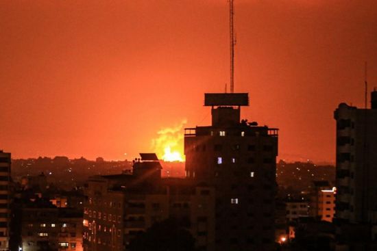 مجددًا.. طائرات الاحتلال الإسرائيلي تقصف مبنى سكنيًا بغزة