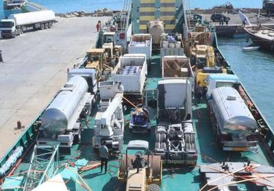 باخرة إماراتية تحمل الديزل لمحطات كهرباء سقطرى