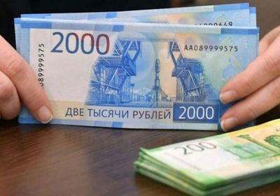 الروبل الروسي يتراجع لأدنى مستوى أمام الدولار منذ 2022