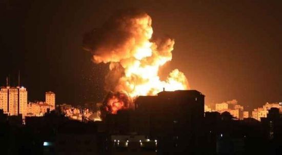 الاحتلال يقصف مساجد وبرجًا سكنيًا بغزة