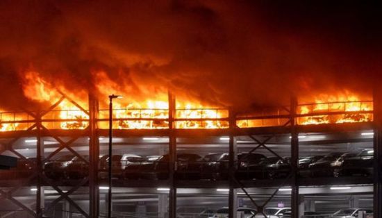 مصابون وتعليق الرحلات.. اندلاع حريق ضخم بمطار في بريطانيا