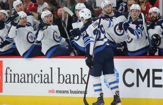 فليمز يهزم جيتس في دوري هوكي الجليد