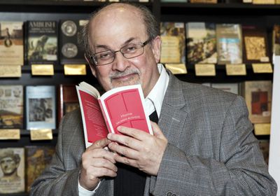 سلمان رشدي سيصدر كتاباً في ربيع 2024