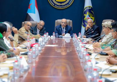 حظر حمل السلاح غير المرخص والسيارات غير المرقمة بعدن 22 أكتوبر