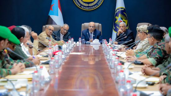 حظر حمل السلاح غير المرخص والسيارات غير المرقمة بعدن 22 أكتوبر