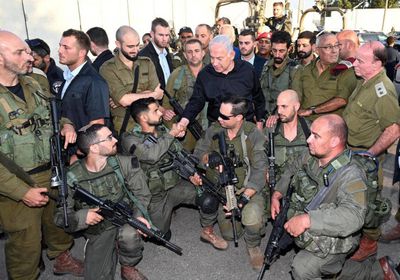 نتنياهو يزور جنود مشاة إسرائيليين في محيط غزة