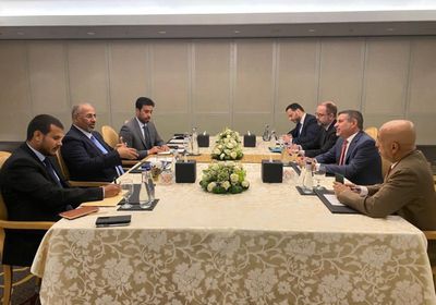 الرئيس الزُبيدي وسفير أمريكا يبحثان جهود تحقيق السلام الشامل