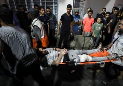 تظاهر مئات الفلسطينيين تنديدًا بقصف إسرائيلي مستشفى للنازحين في غزة