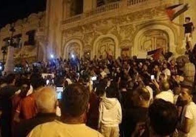 متظاهرون أمام السفارة الفرنسية بتونس تنديدًا بمجزرة غزة