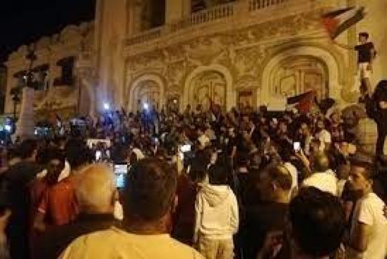 متظاهرون أمام السفارة الفرنسية بتونس تنديدًا بمجزرة غزة