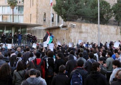 بسبب غزة.. المئات يتظاهرون أمام مقر السفارة الفرنسية بطهران