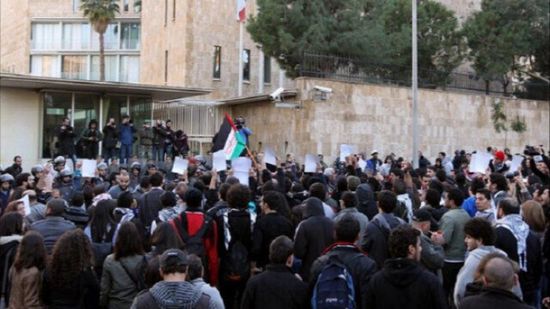 بسبب غزة.. المئات يتظاهرون أمام مقر السفارة الفرنسية بطهران
