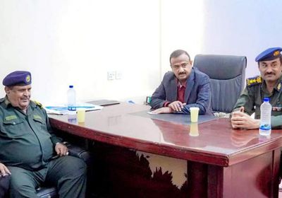 محافظ شبوة يتفقد فرع مصلحة الهجرة والجوازات 