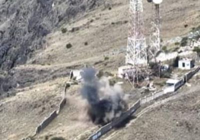 قصف موقع قنص حوثي في جبهة ثره شمالي أبين