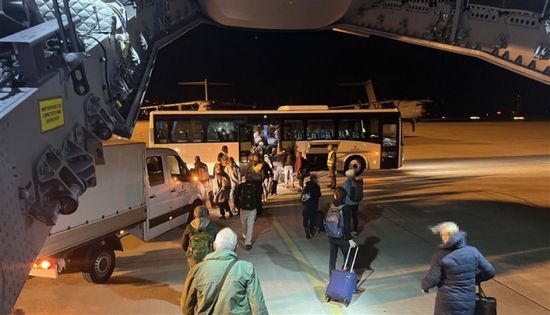 طائرة عسكرية ألمانية تجلي 19 شخصاً من إسرائيل