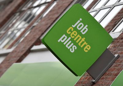 نمو الأجور في بريطانيا يتباطأ وفرص العمل تتراجع