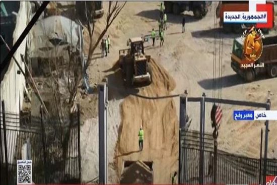 مصر تعيد إصلاح الطريق عند معبر رفح تمهيداً لإدخال المساعدات