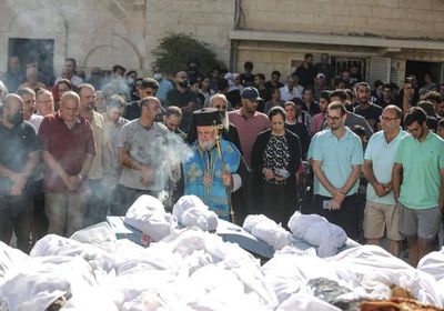 تشييع ضحايا القصف الإسرائيلي لكنيسة الروم الأرثوذكس في غزة