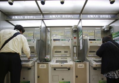 المصارف اليابانية تعوض عملائها عن تعطل نظام التحويلات