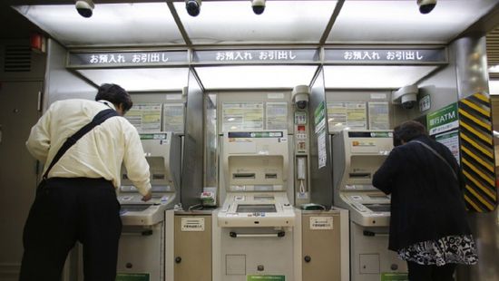 المصارف اليابانية تعوض عملائها عن تعطل نظام التحويلات