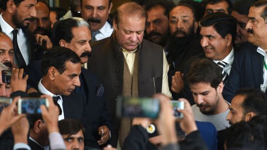 رئيس وزراء باكستان السابق نواز شريف يعود لوطنه من المنفى