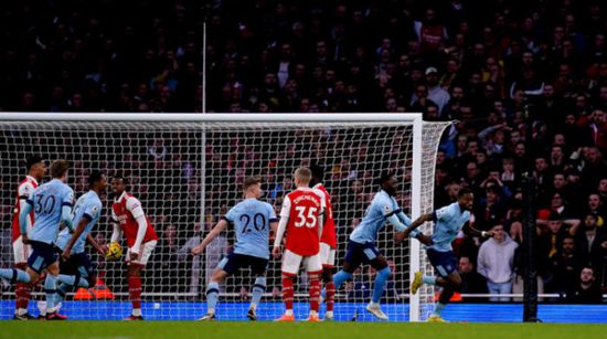 أرسنال يتعادل على ملعب تشيلسي بعد تأخره بهدفين