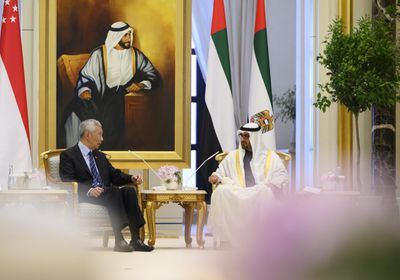 الشيخ محمد بن زايد يبحث مع رئيس وزراء سنغافورة التعاون المشترك