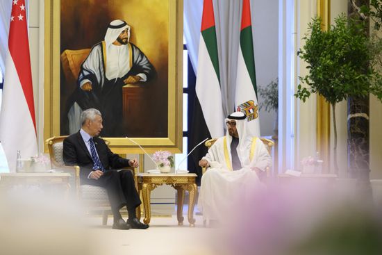 الشيخ محمد بن زايد يبحث مع رئيس وزراء سنغافورة التعاون المشترك