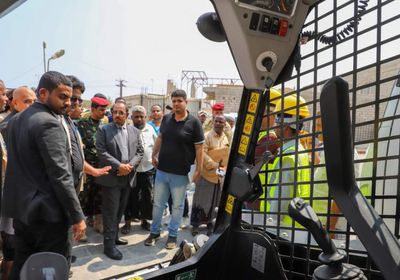 دعم أشغال ساحل حضرموت بمعدات إزالة مخلفات أمطار