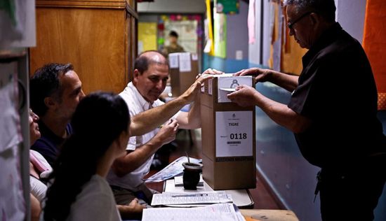 الأرجنتينيون يصوتون في الدورة الأولى من الانتخابات الرئاسية 