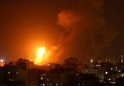 مقتل 13 فلسطينيًا في استهداف منزلين ومسجد بغزة