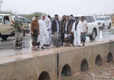 محافظ المهرة يتفقد المناطق المهددة بـ"تيج" ويتابع الاستعدادات