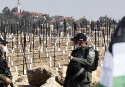 وسط ظروف غير إنسانية.. إسرائيل تحتجز آلاف العمال الفلسطينيين من غزة